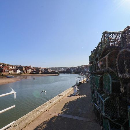 Beachfront Whitby Bagian luar foto