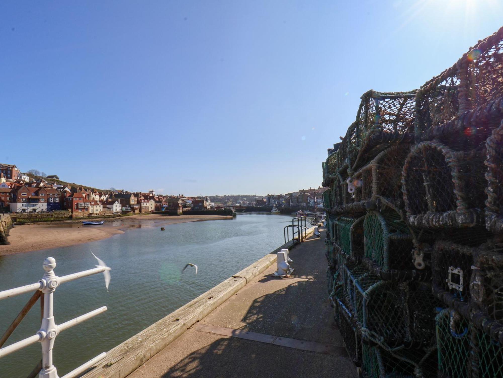 Beachfront Whitby Bagian luar foto