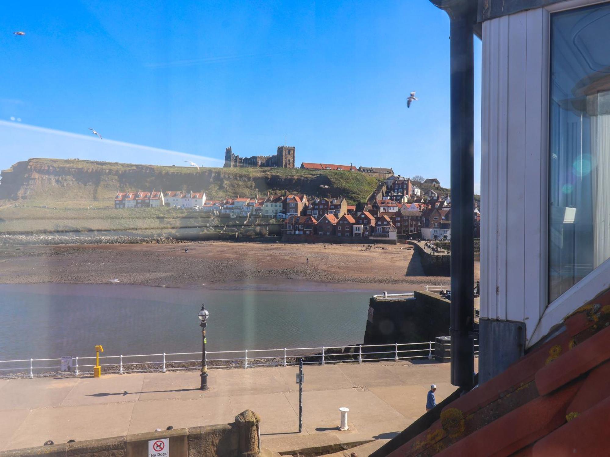 Beachfront Whitby Bagian luar foto