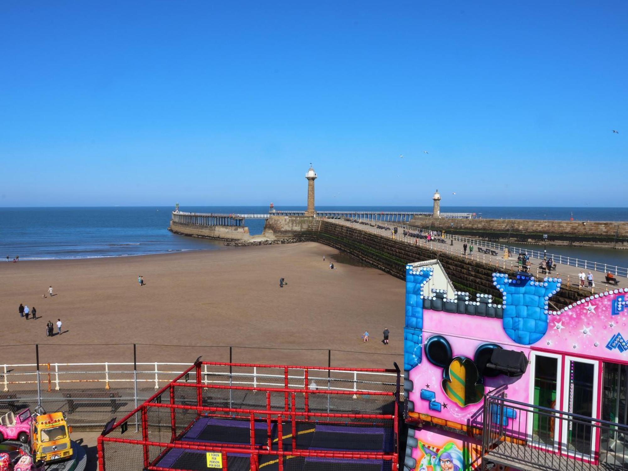 Beachfront Whitby Bagian luar foto