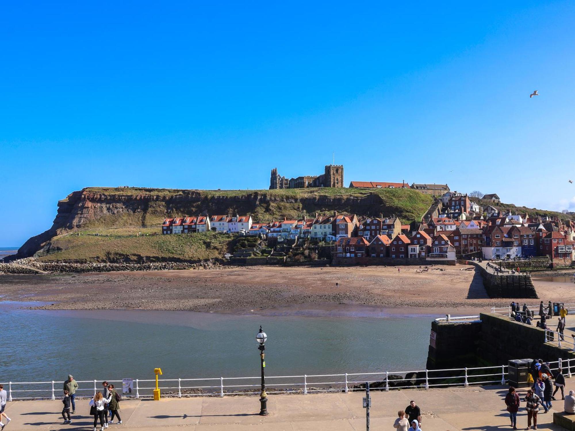 Beachfront Whitby Bagian luar foto