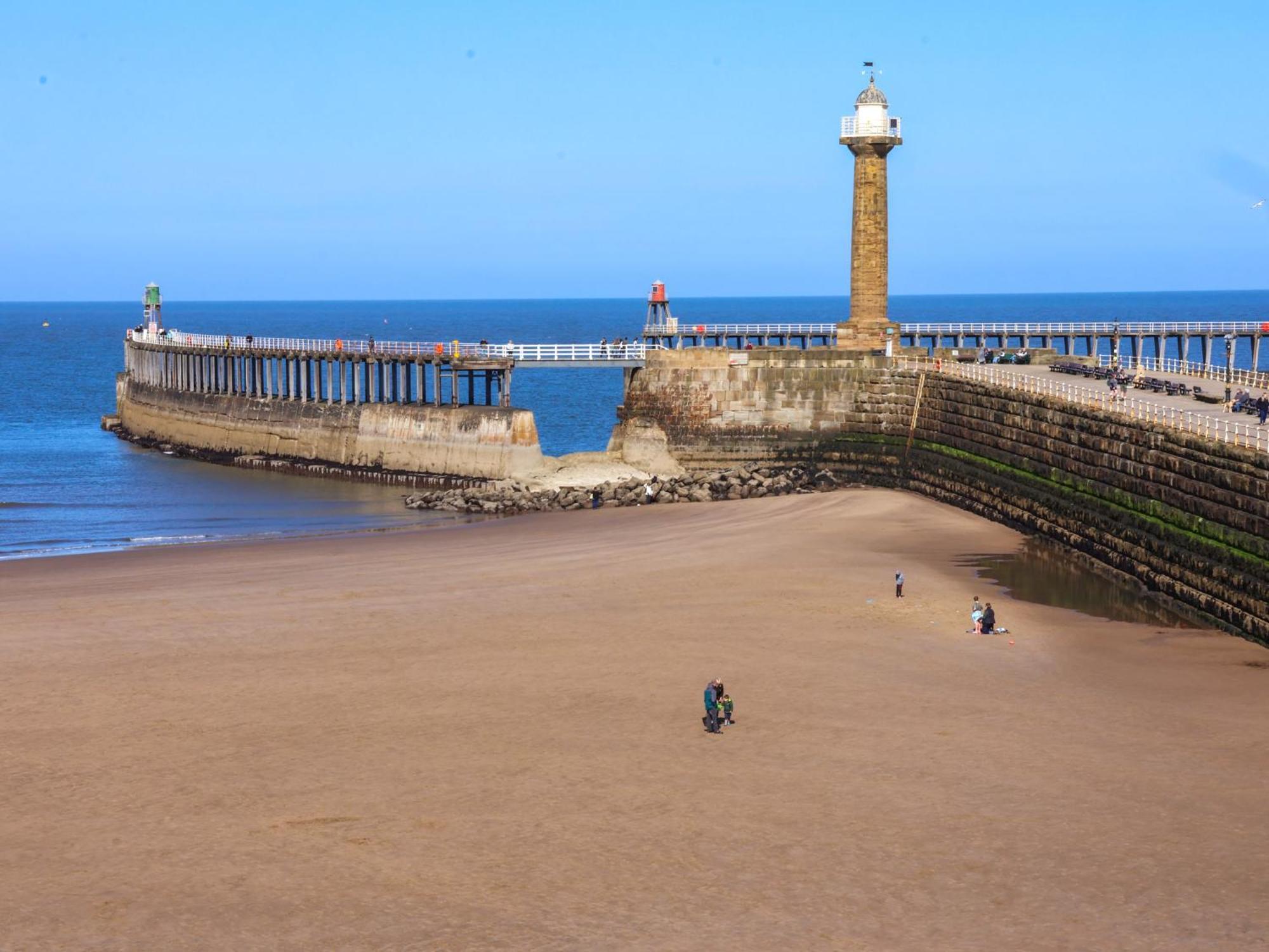 Beachfront Whitby Bagian luar foto