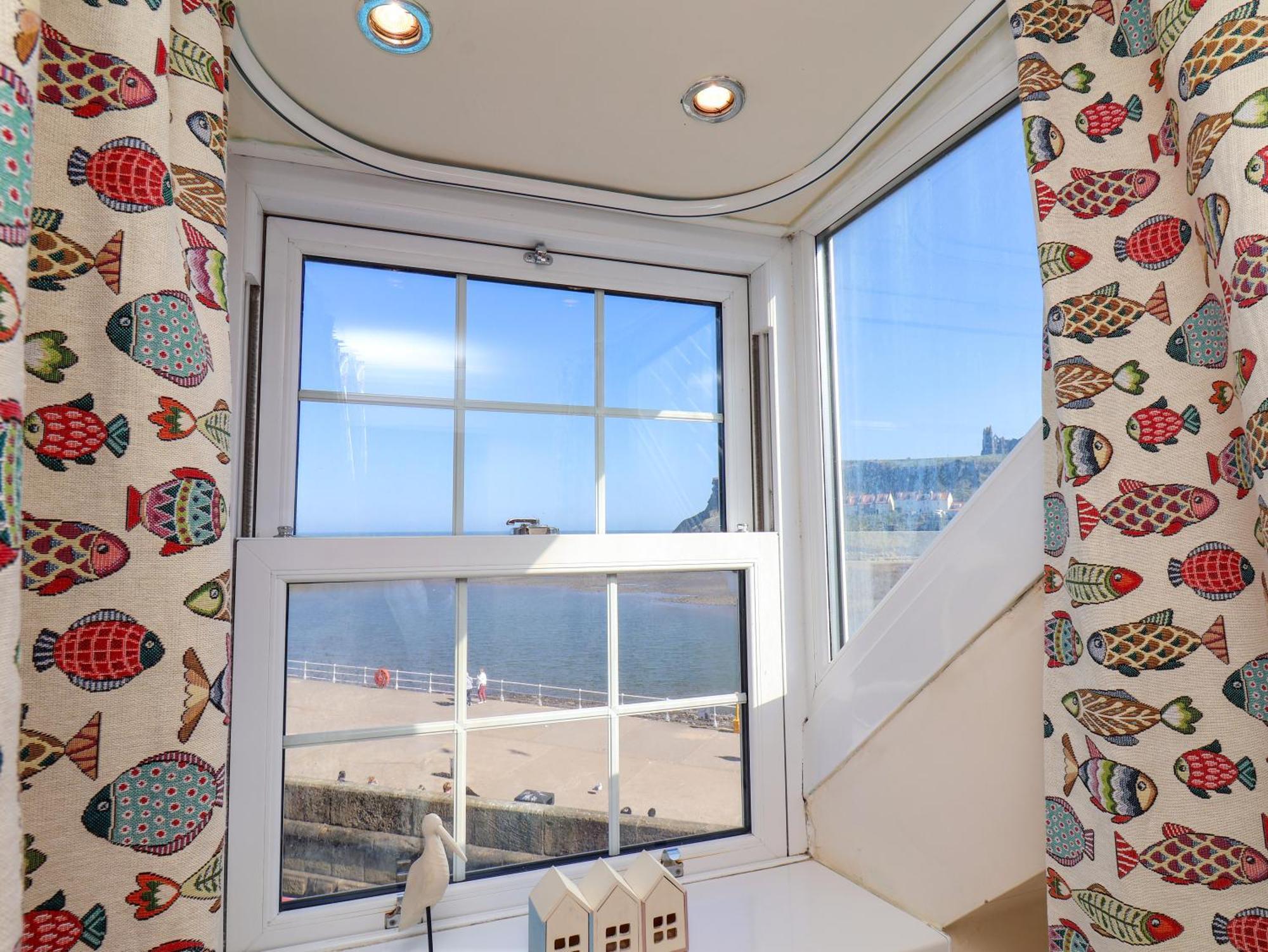 Beachfront Whitby Bagian luar foto