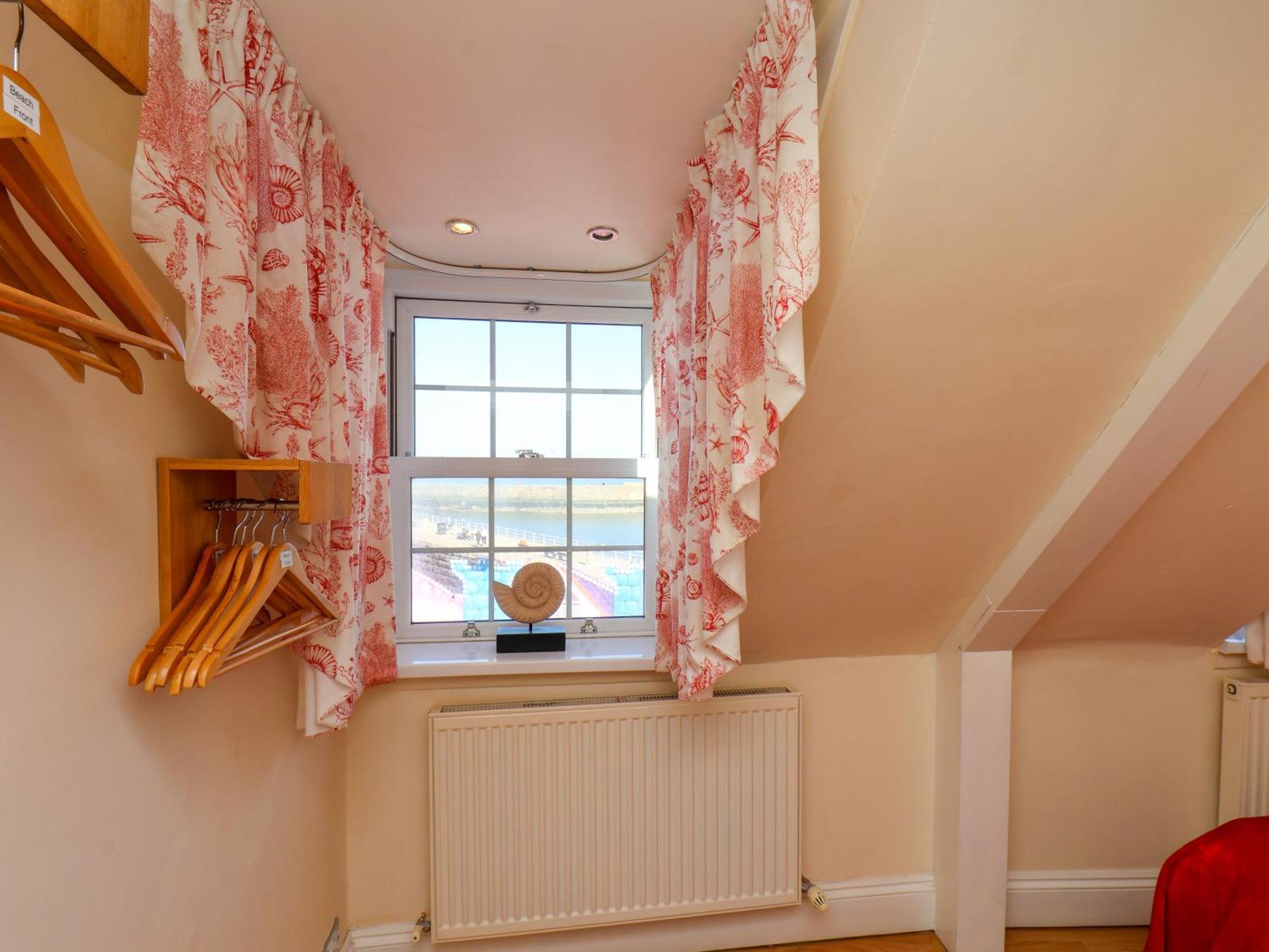Beachfront Whitby Bagian luar foto